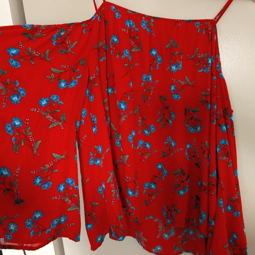 Cold Shoulder top w/bell sleeves